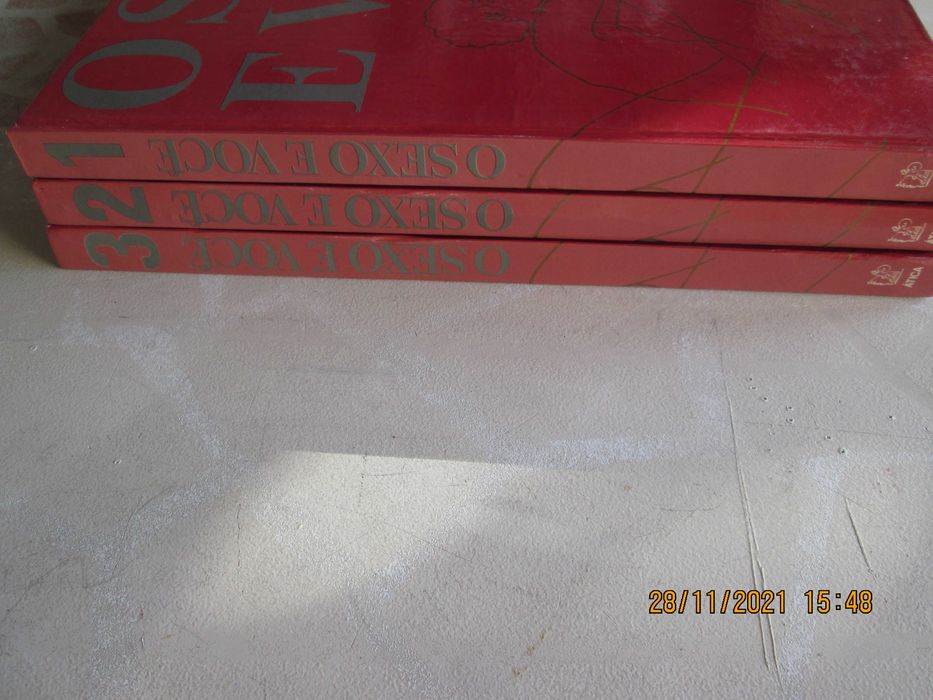Livros de Jorge Amado e volumes do Sexo e Você