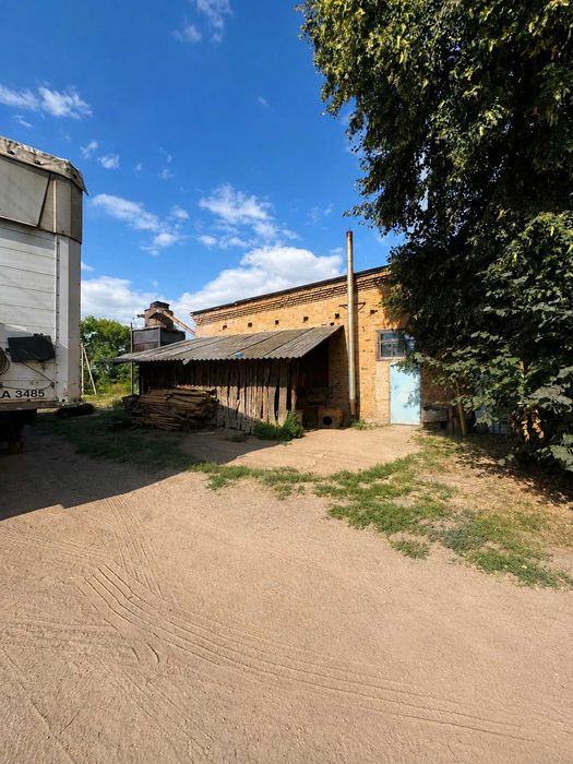 Продається виробничий комплекс 829 м² із ділянкою 2 га в Ромнах