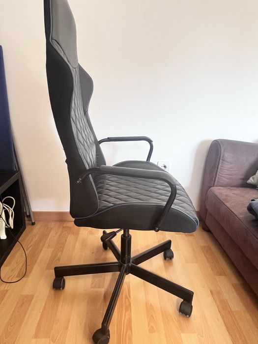 Cadeira gamer azul e preta