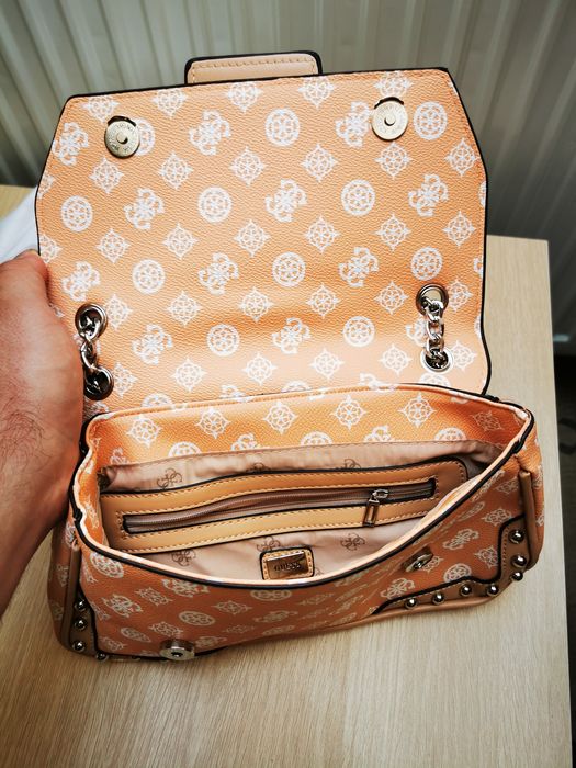 Elegancka torebka damska marki Guess