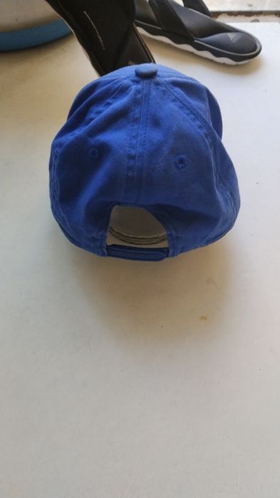 Кепка Адидас ОРИГ!(пятно это просто вода не успевшая высохнуть )