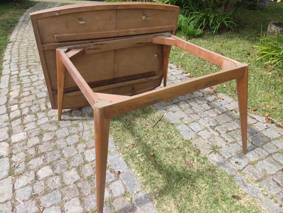 Mesa em madeira com tampo preto (fixo)