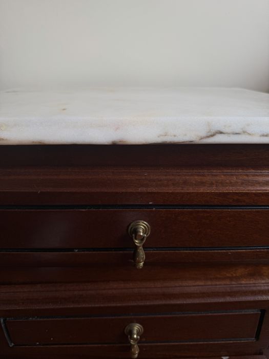 Mesa de cabeceira clássica em madeira com tampo em mármore