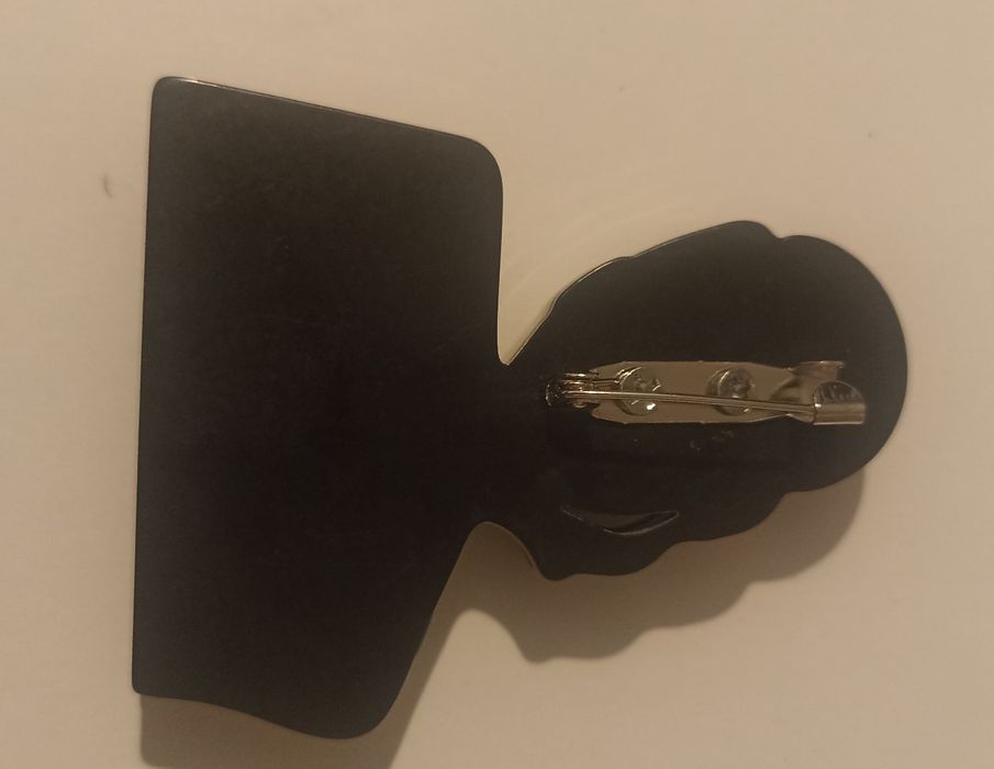 Broszka elegancka dama w okularach nowa