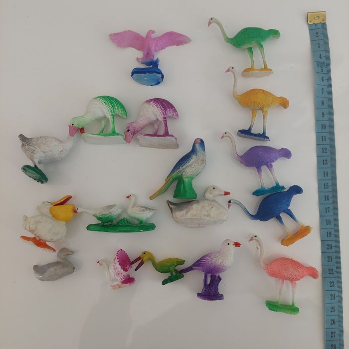 Figurki egzotyczne ptaki.