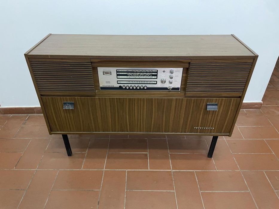 Móvel Antigo com Rádio, Gira-Discos e Gravador de Bobines – Telefunken
