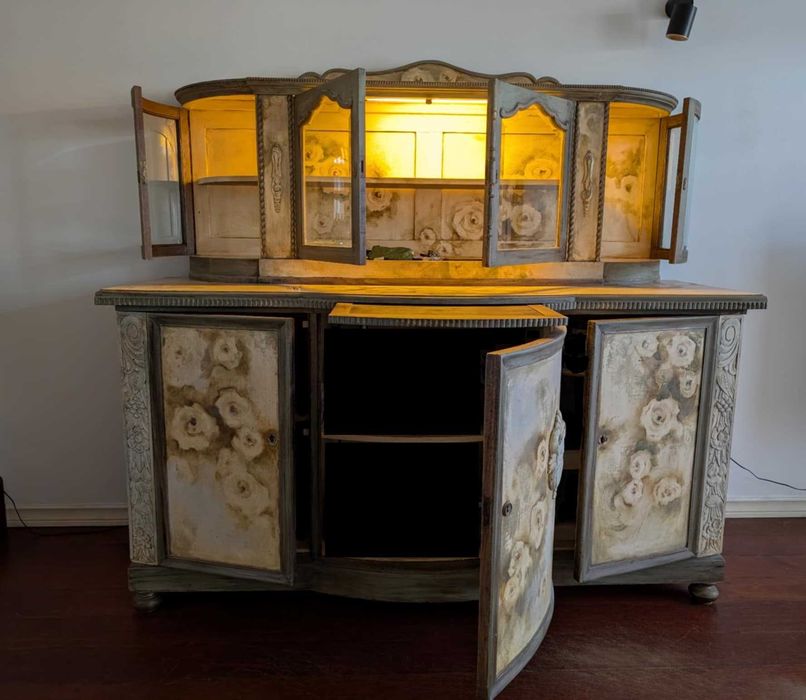 Drewniana komoda z ~1920 r. z wbudowanym oświetleniem