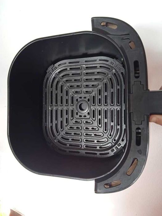 Vende-se Airfryer com poucas utilizações (capacidade 5.7L)