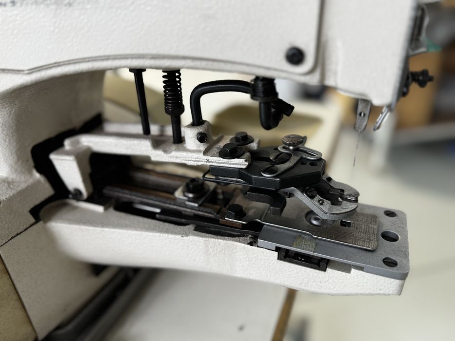 Maquina pregar botão