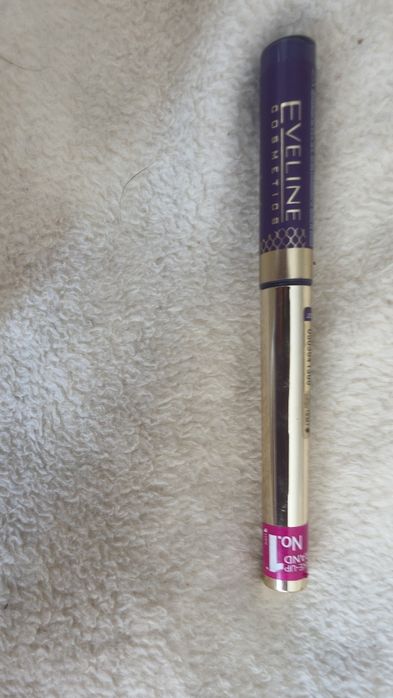 Filoletowy eyeliner Eveline