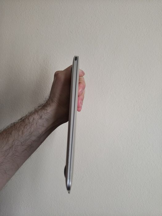 MacBook Air A1534.