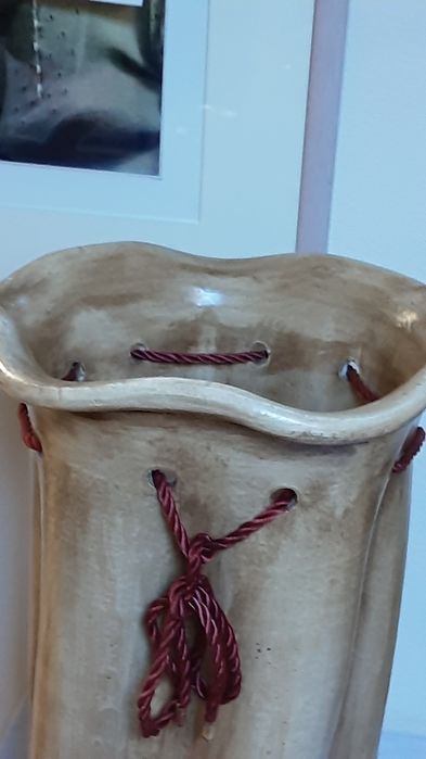 Vaso alto em barro vidrado para por na entrada