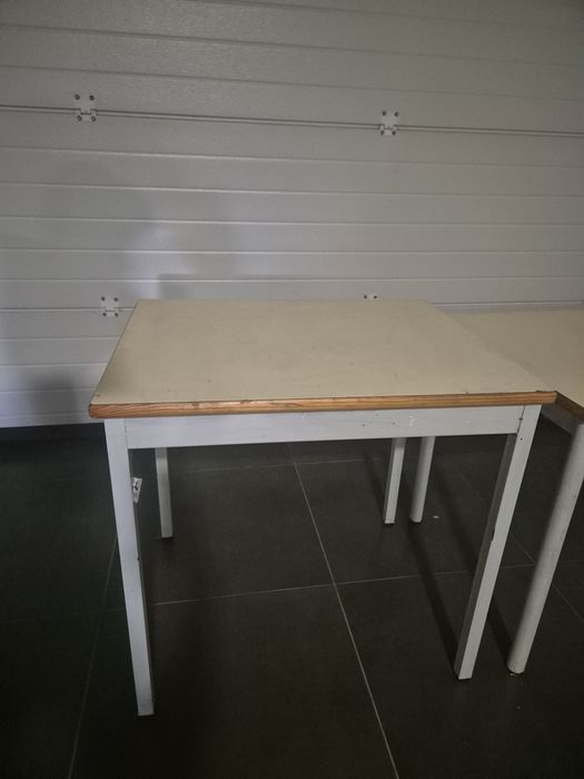 1 mesa em bom estado