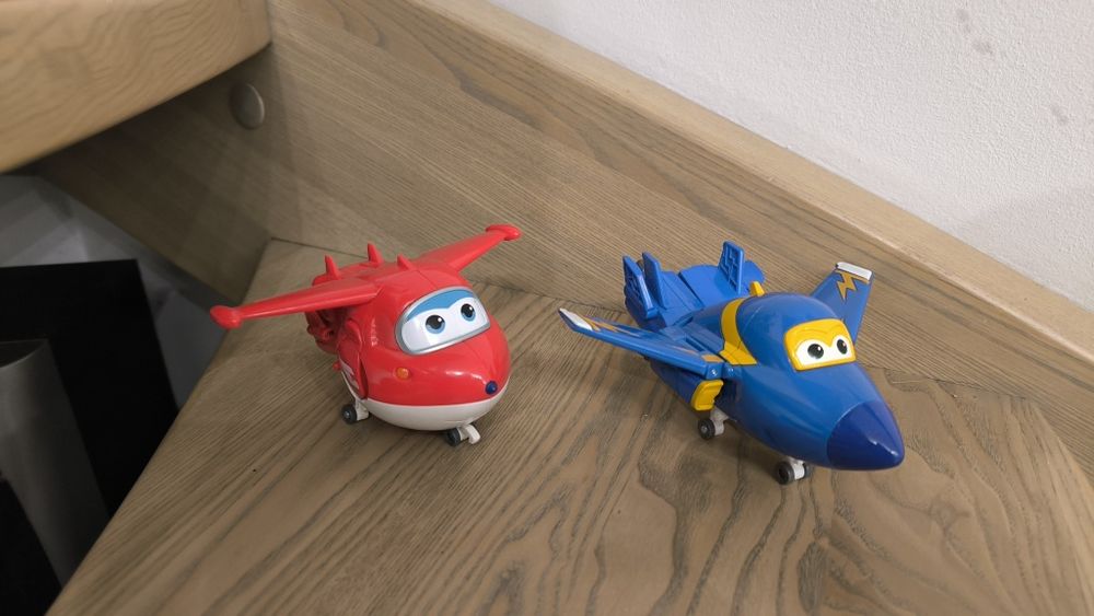 Super Wings Dżetek, Jett, Jerome, transformers