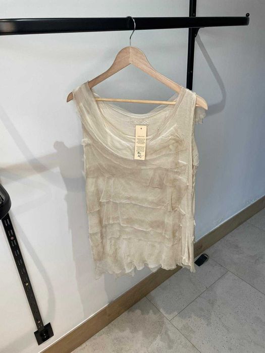 Bluzka w kolorze przypalonego kremu na ramiaczkach