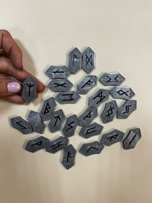 Руни(епоксидна смола) 400 грн