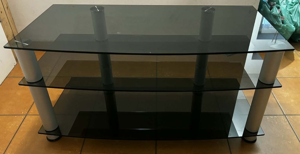 Szklana szafka pod telewizor