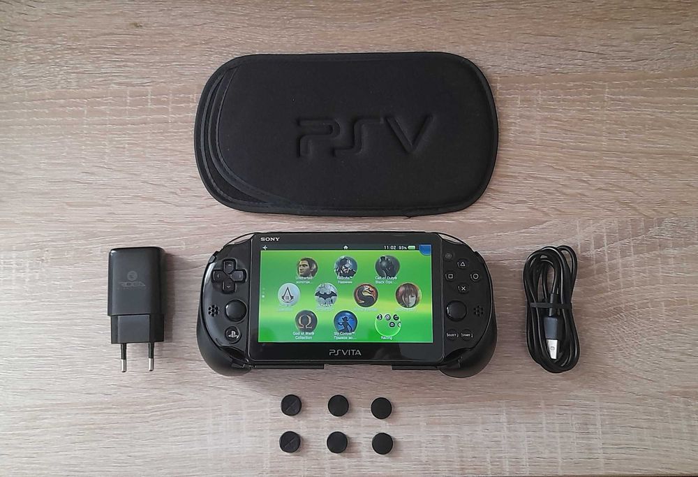 Портативна консоль PS Vita 2000 (Slim) у хорошому стані.