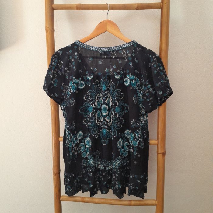 Blusa Natura com bordado no decote até à cintura, com folho