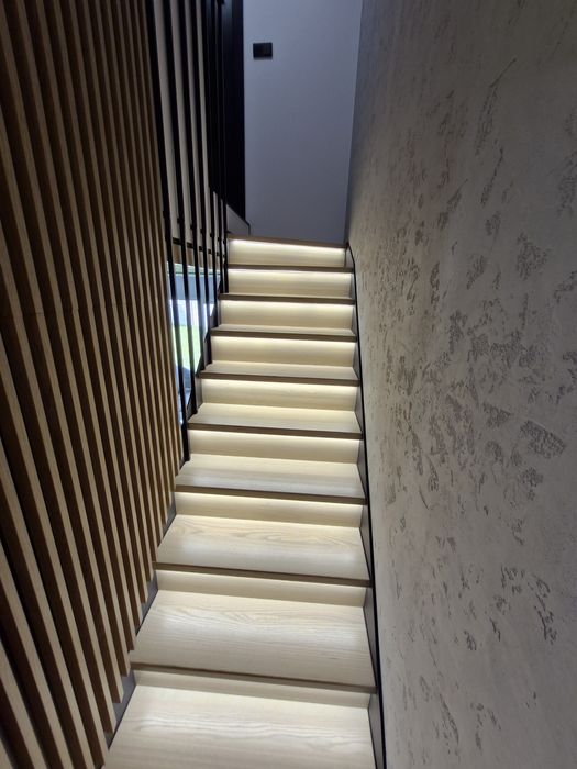 Schody drewniane na policzku metalowym