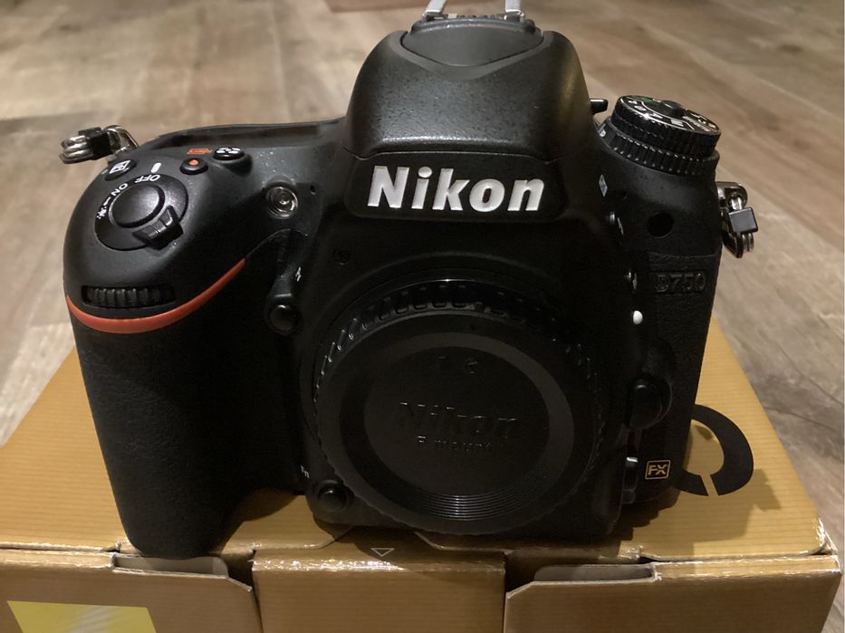 Nikon D750 body + Gip MB-D16 + Nikkor AF-S 50 mm 1:1.8 G