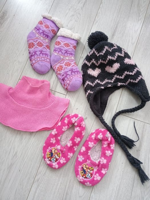 Zestaw czapka komin kapcie skarpetki