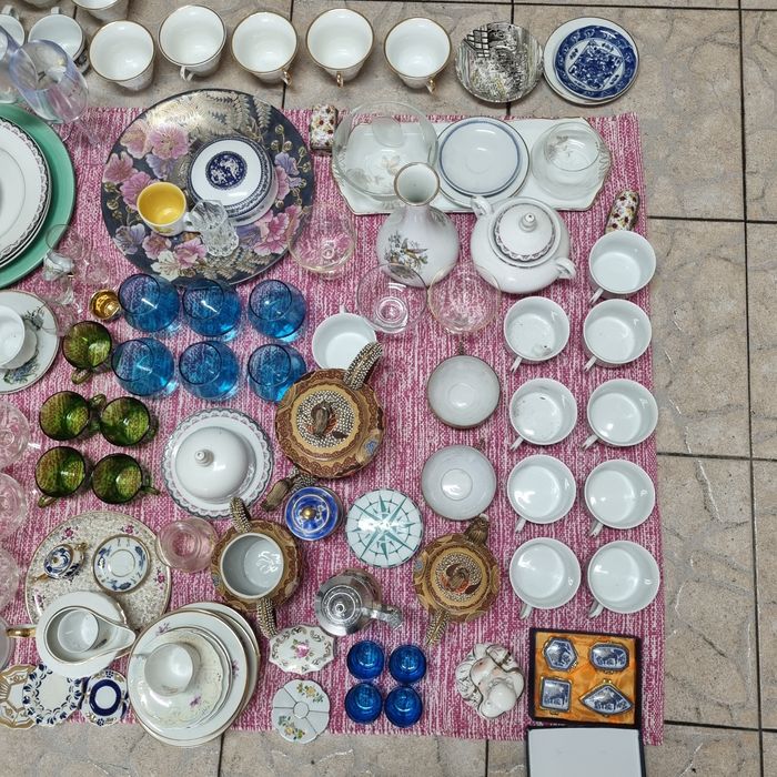 Coleção com cerca de 300 peças de porcelana japonesa, Vista Alegre etc