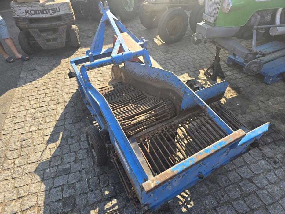 Arrancador de batata de tapete com descarga lateral - usado