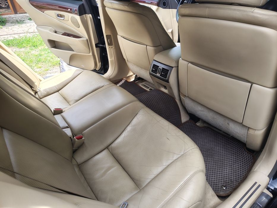 Продам семейный автомобиль