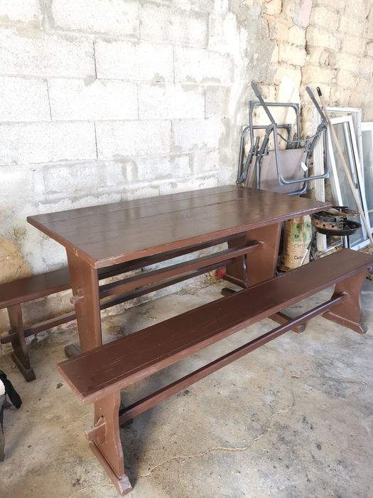 banco de madeira e mesa