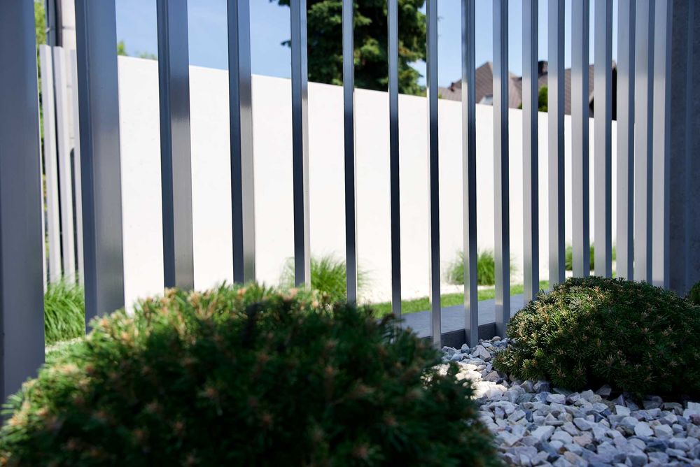nowoczesne ogrodzenie betonowe elka betonowa mur betonowy przęsła grzebieniowe