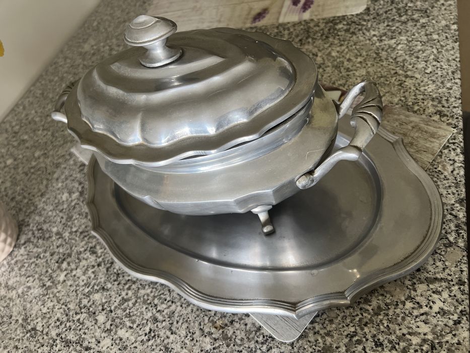 Terrina em estanho com tampa e travessa incluidas