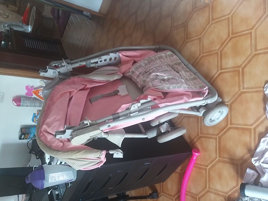 Carrinho bebé cor de rosa