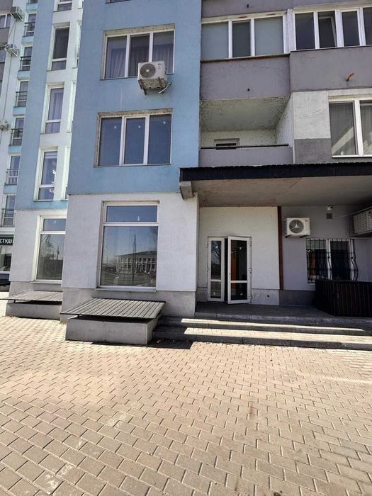 Оренда фасадного, прохідного, комерц. приміщення 78.8м2 Козацька 1/1