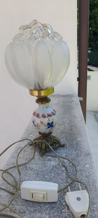 Candeeiro de quarto, modelo antigo, usado.