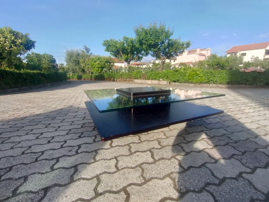 Mesa de centro com tampo em vidro