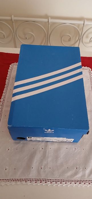 Caixa Adidas, vazia