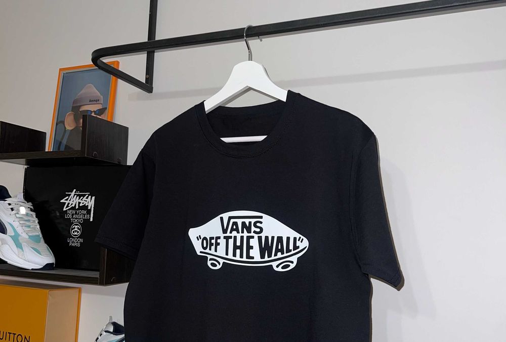 Футболка Vans (чорного кольору)