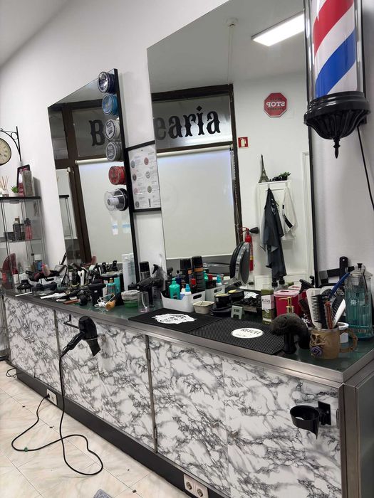 Móvel salão de cabeleireiro com 2 espelhos