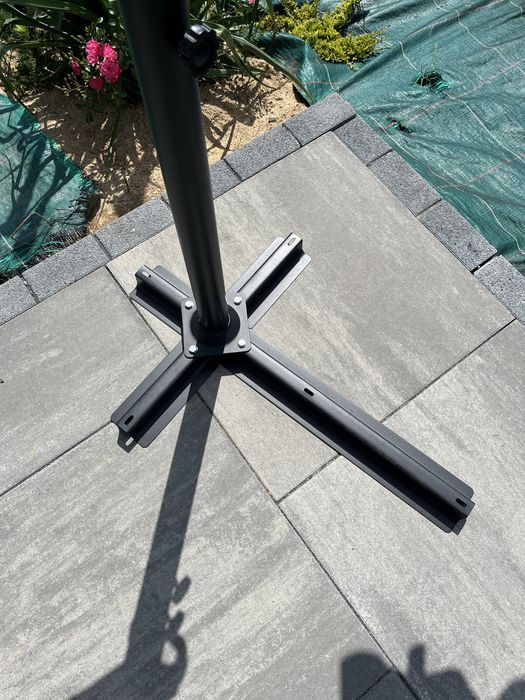 Parasol ogrodowy OMERAI 3M - solidna konstrukcja