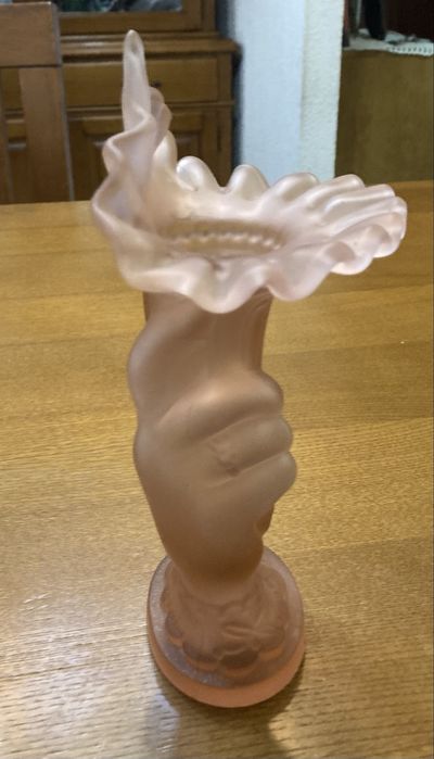 Jarra em vidro opalino em forma de mão cor de rosa