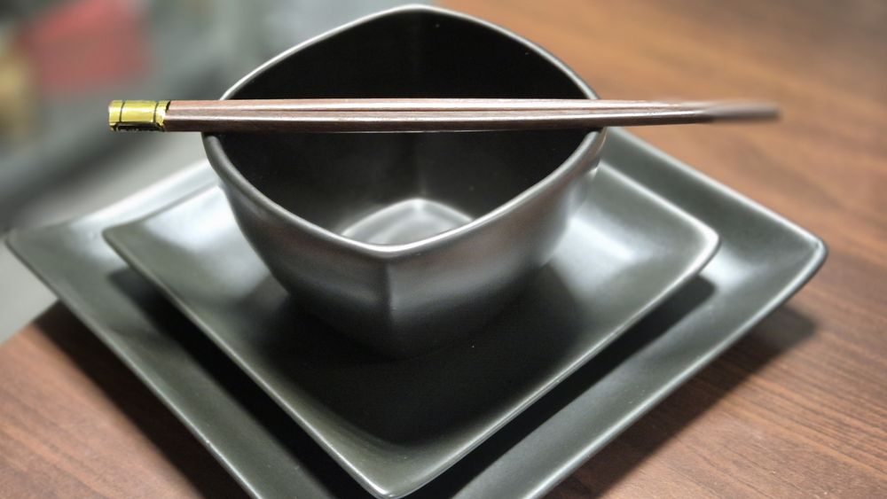 Prosty i elegancki zestaw dla jednej osoby – talerze, miska + pałeczki