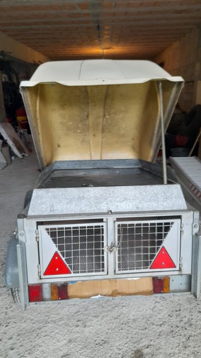 Atrelado/Reboque para transporte de cães de caça.