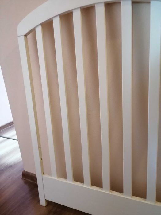 drewniane białe łóżeczko + materac i gratis