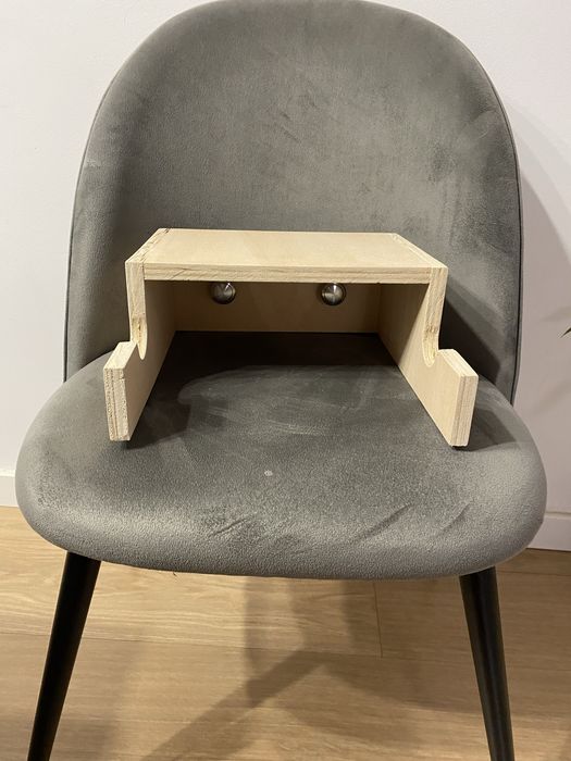 Suporte feito em madeira para pendurar bicicleta