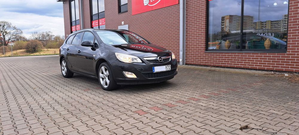 Opel Astra J 2011 rok 1.4 140 KM Hak