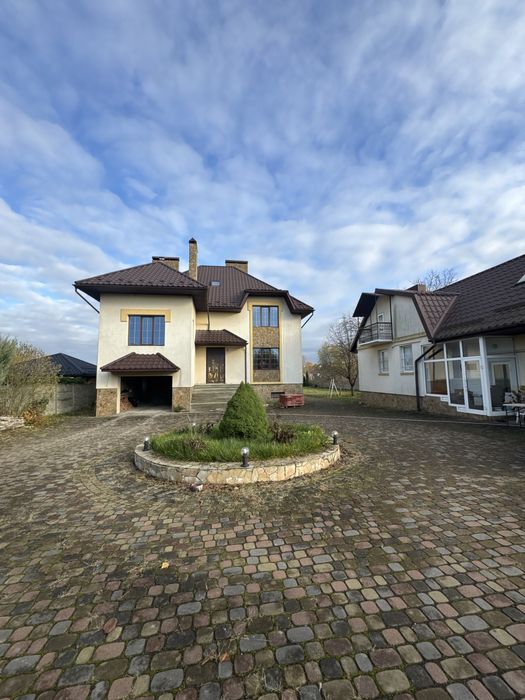 Продаж просторого будинку с. Липини