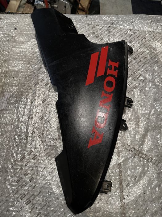HONDA VFR750F VFR Osłona Dolna Prawa Owiewka 64311-MZ7A/0000 N1068