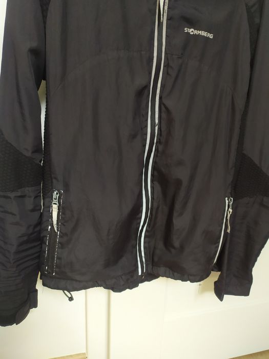 Kurtka do biegania czarna z odblaskami