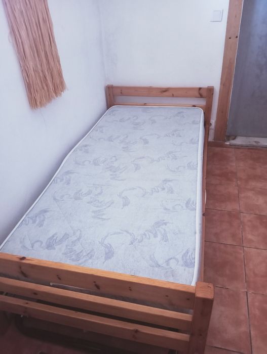 Vendo cama de solteiro com colchão